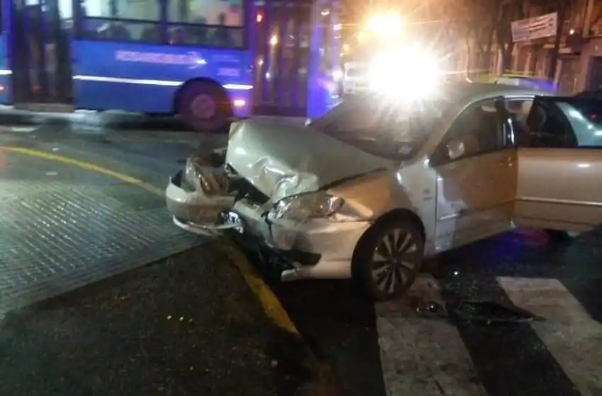 Un conductor se dio a la fuga caminando tras chocar con otro vehículo en barrio Echesortu