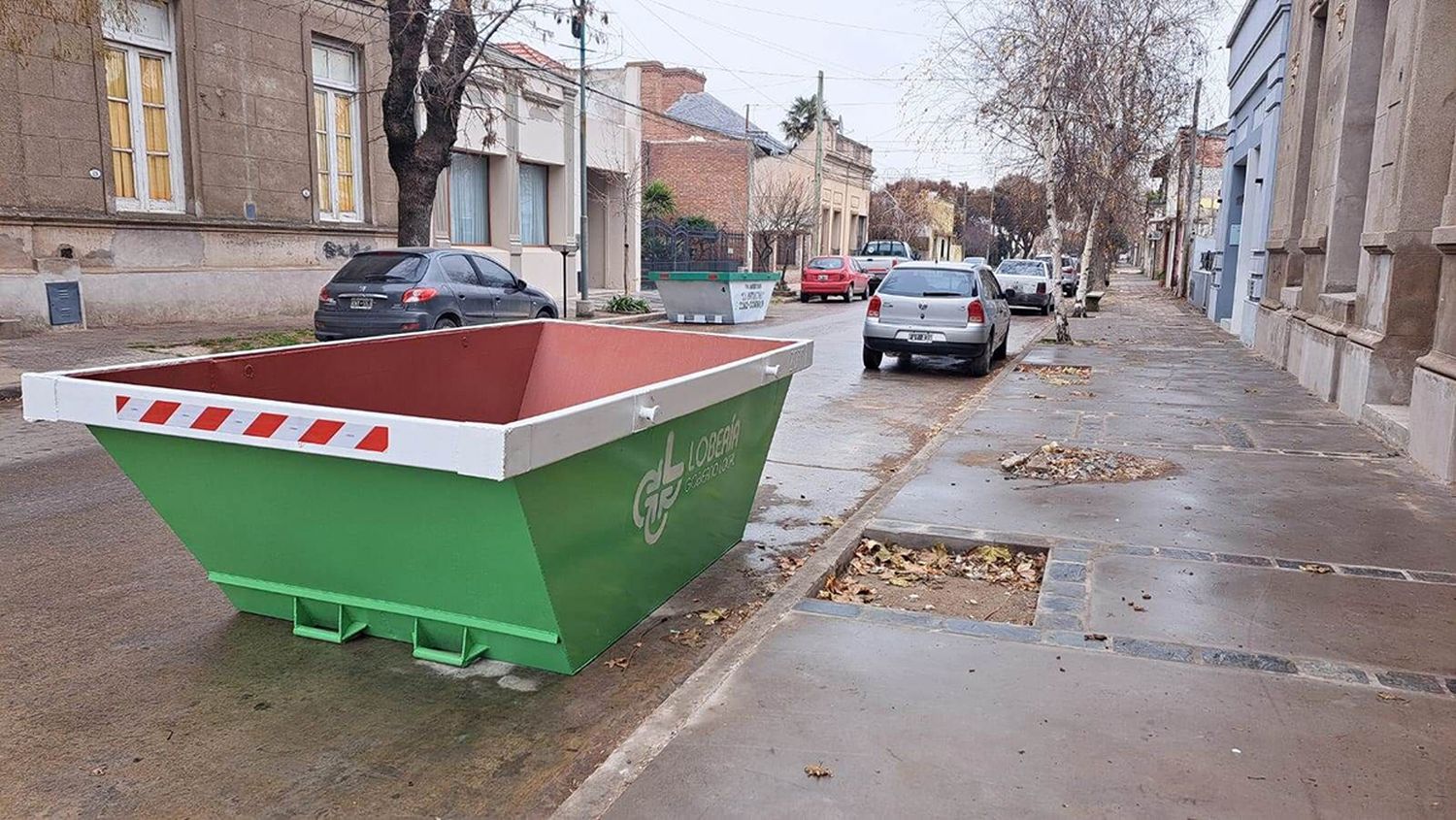 Contenedores. Uno del municipio frente a la Universidad de Lobería
