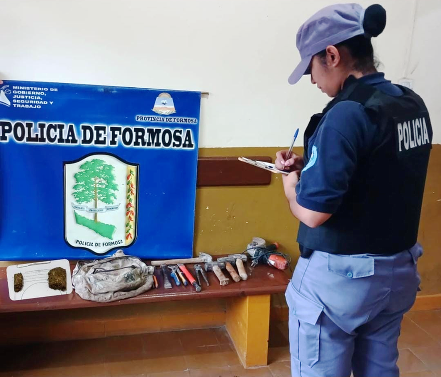 Policías investigaban un hecho de robo y en 
el allanamiento hallaron droga, un detenido