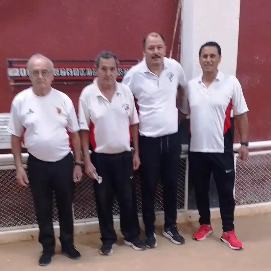 El equipo de Defensa Tandil: Julio Siani, Eduardo García, Eduardo Bruno y Juan Olivera.
