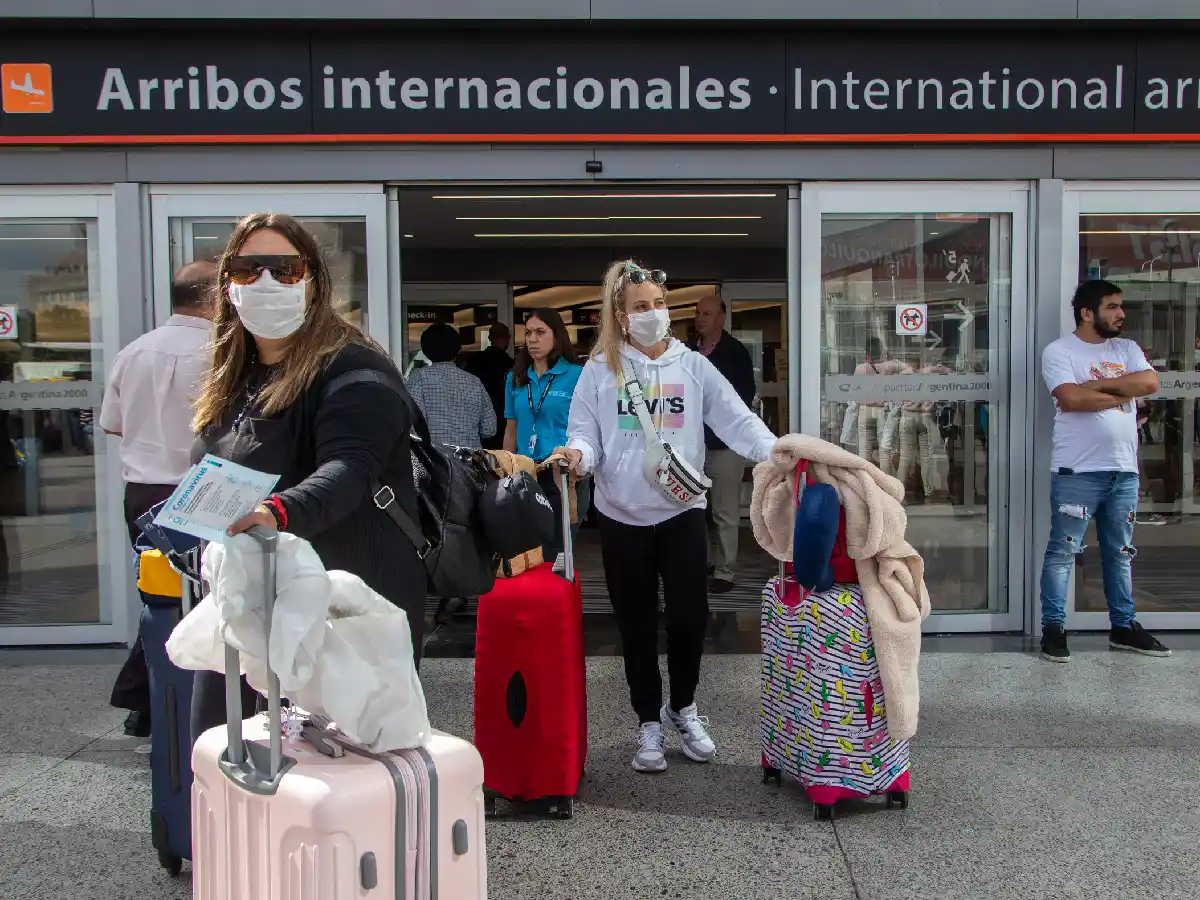 Argentinos que regresen del exterior podrán optar por PCR o cuarentena hasta el 16 de diciembre