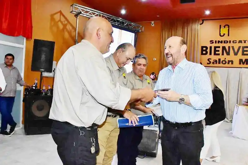 El gobernador entregó maquinaria y 
compartió un encuentro con trabajadores viales