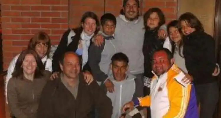 Chicos de la escuela 501 sorprendidos antes del show de Kapanga
