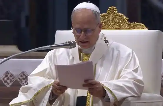 El papa León XIV a la hora del Ángelus en la plaza de San Pedro.