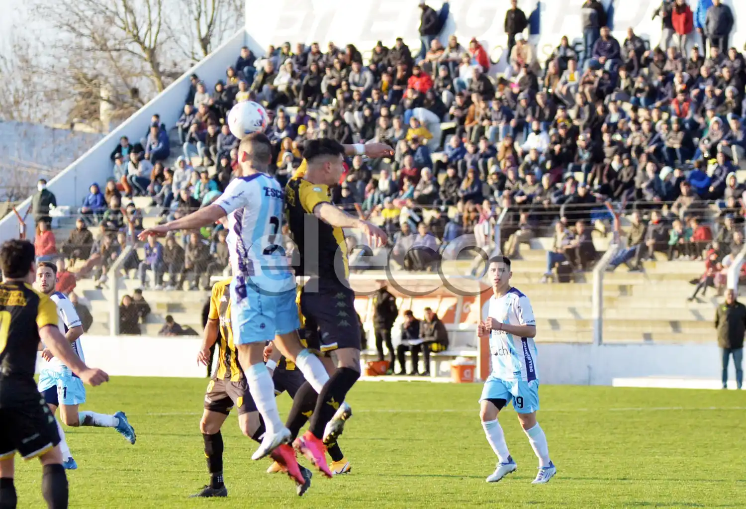Un jugador de Rafaela intentó hacer "La Mano de Dios" contra Santamarina y terminó amonestado