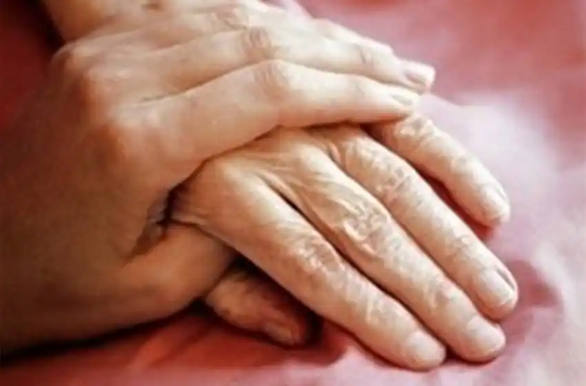 Sin pensión por casarse con su tío de 90 años