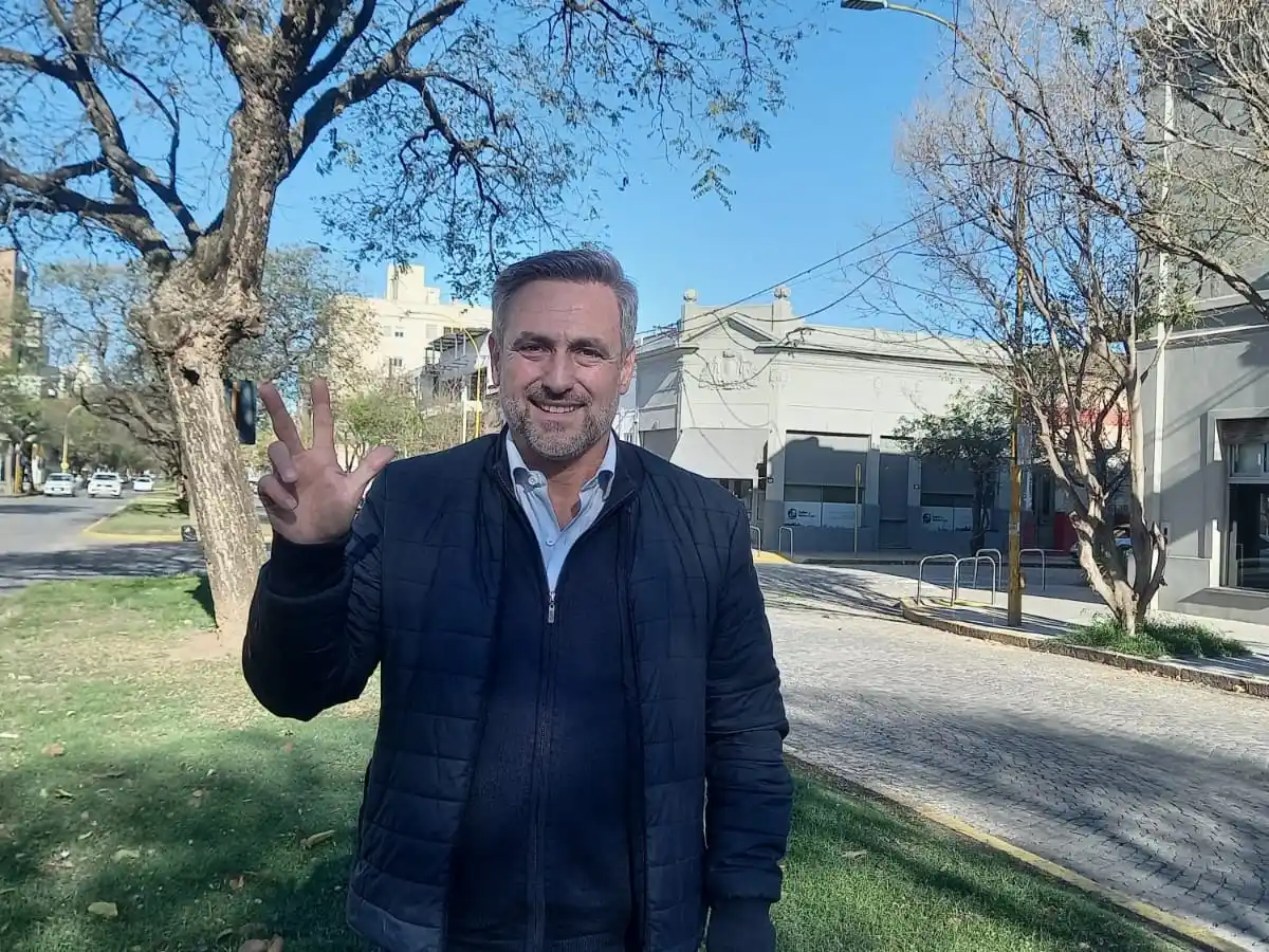 Mestre y su gesto de referencia a la histórica lista 3 del radicalismo.