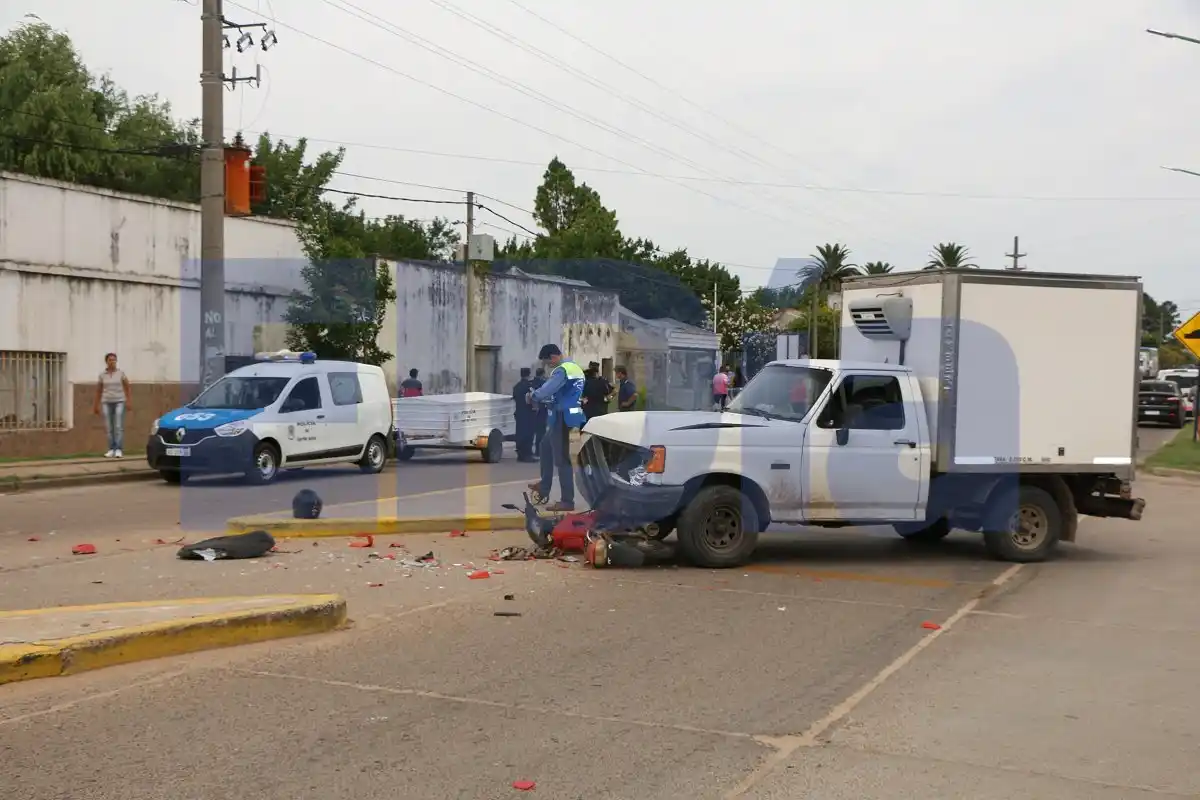 Accidente trágico: Motociclista de 43 años murió en el acto tras impactar con camioneta 