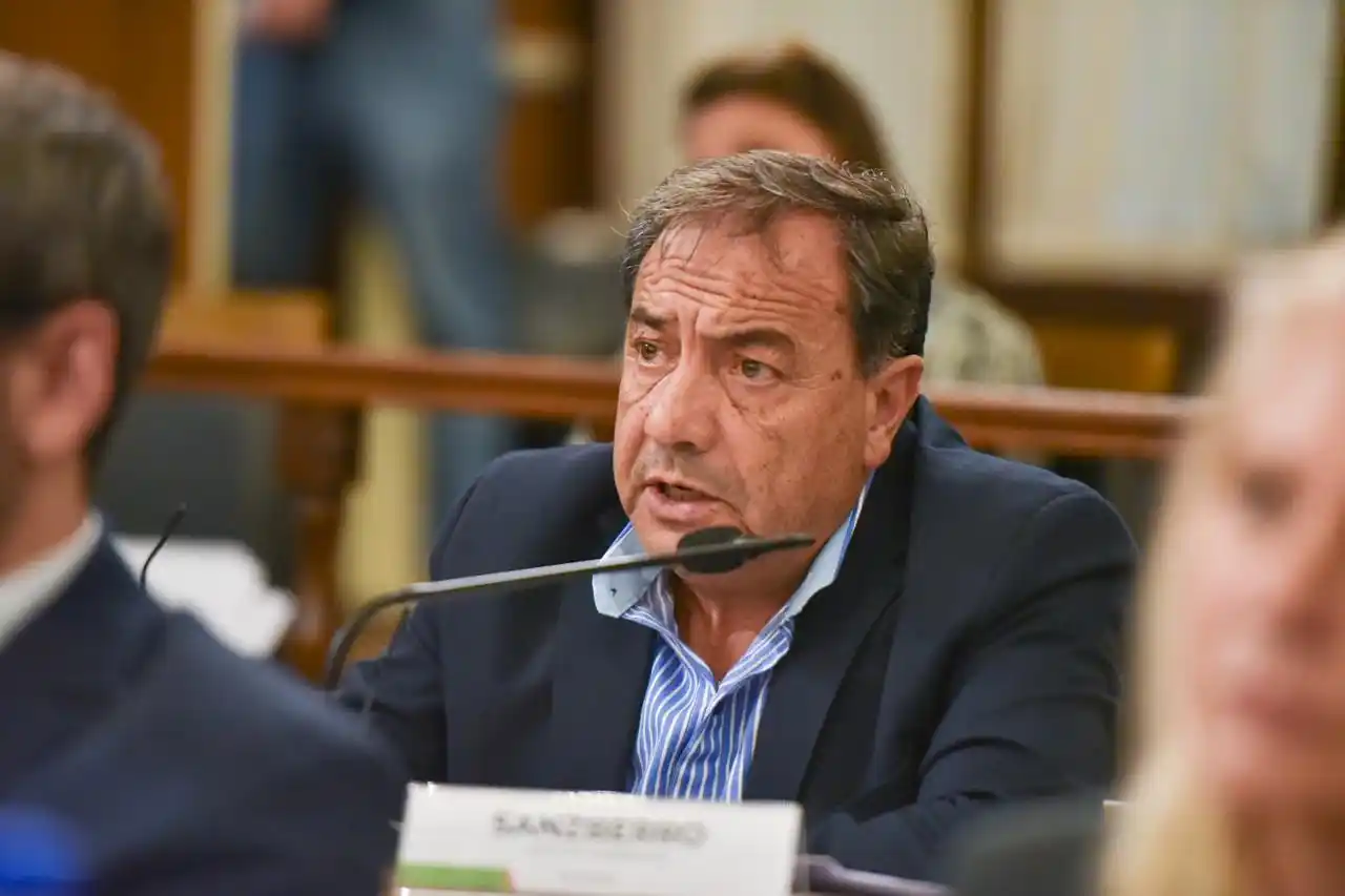 Senador victoriense Victor Sanzberro