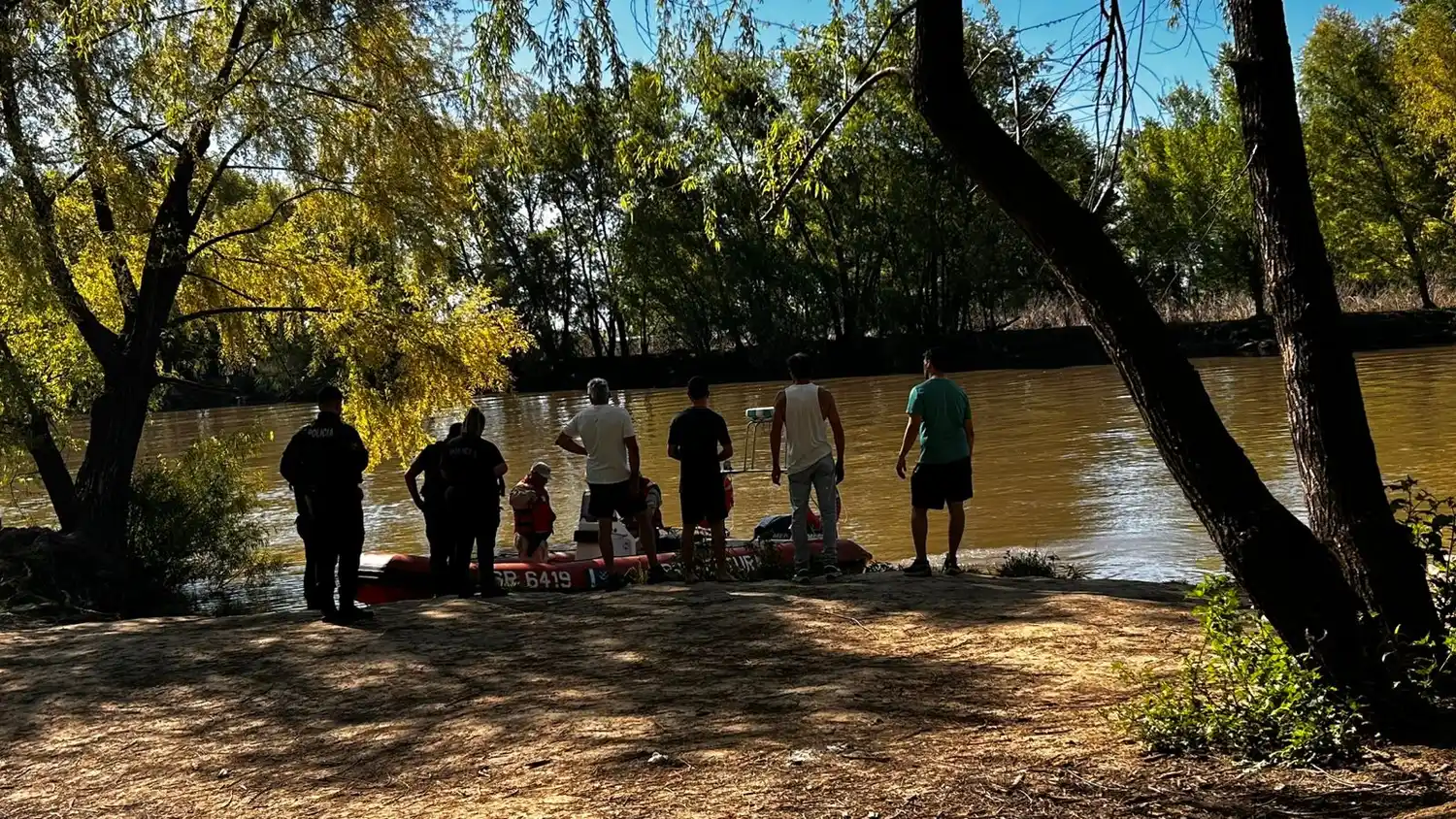 Prefectura llegó con un bote para buscar al joven.