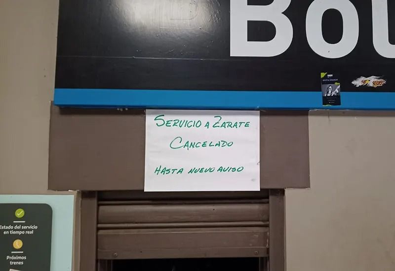 Los carteles que sorprendieron en la Estación de trenes.