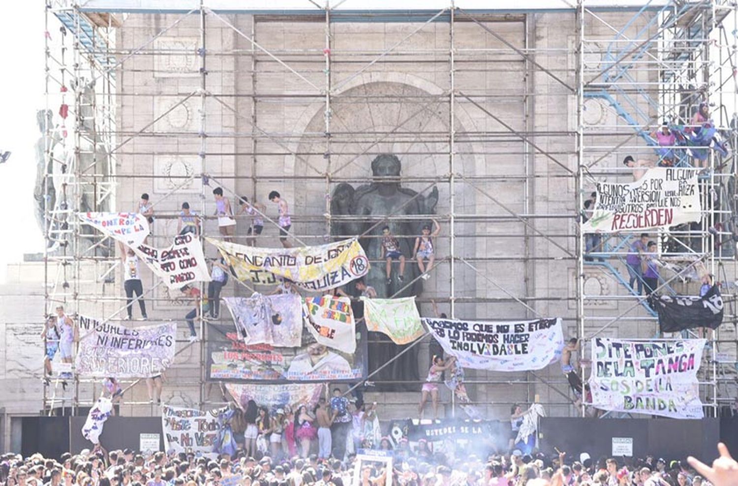 Estudiantes se subieron a un andamio del Monumento