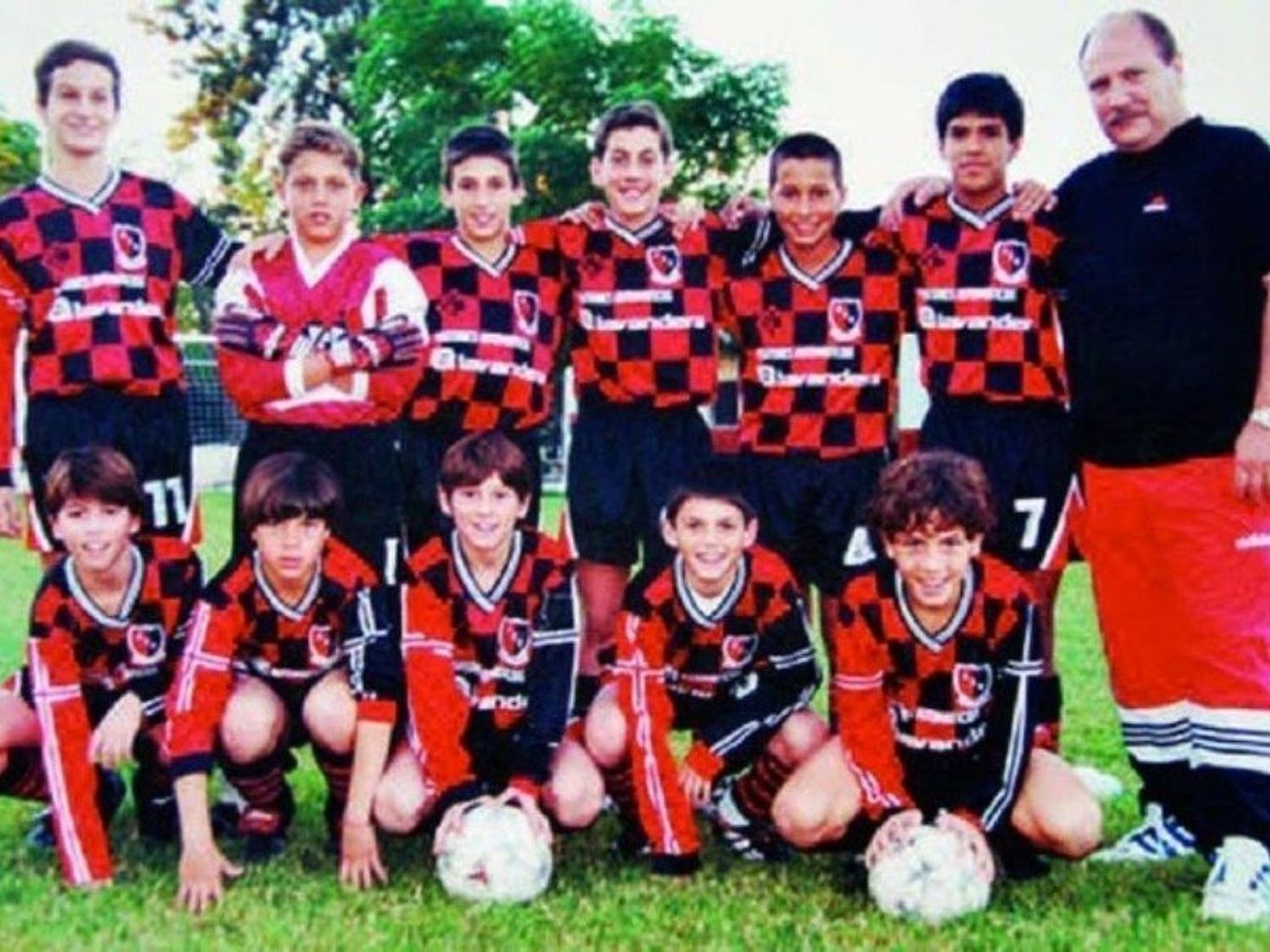 Messi con la categoría 87 de Newell's: una camiseta igual a esa es la que se pondrá a la venta.