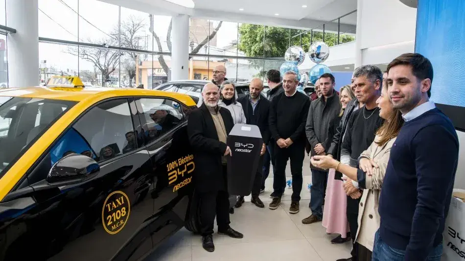 Rosario presentó su primer taxi 100% eléctrico