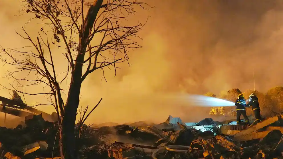 Los bomberos trabajan para extinguir un incendio tras una explosión en una fábrica de fuegos artificiales en Liuyang, provincia de Hunan, China. Foto:cnsphoto via REUTERS