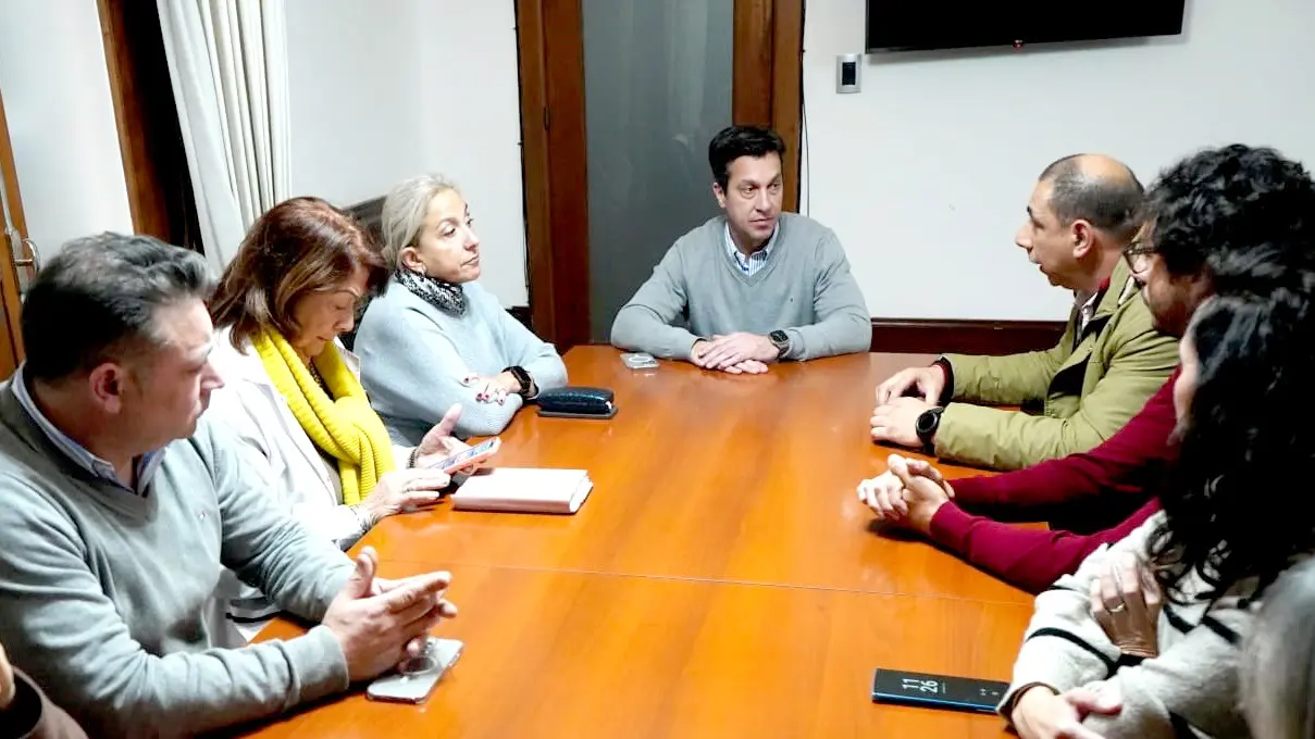 Recorte de cápitas. El jefe comunal junto a sus funcionarios y representantes de la obra social