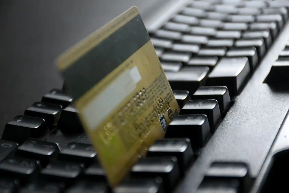 Las compras se realizarán exclusivamente a través de tarjetas de crédito bancarias.