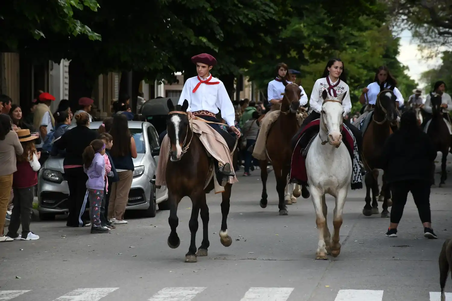 Colorido desfile tradicionalista por las calles de la ciudad
