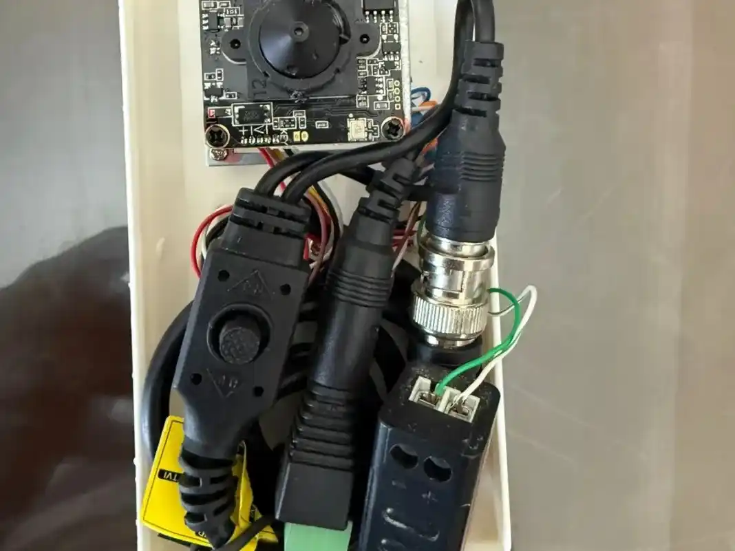 Investigan el hallazgo de dispositivos de grabación ocultos en los despachos de Frigerio y Colello