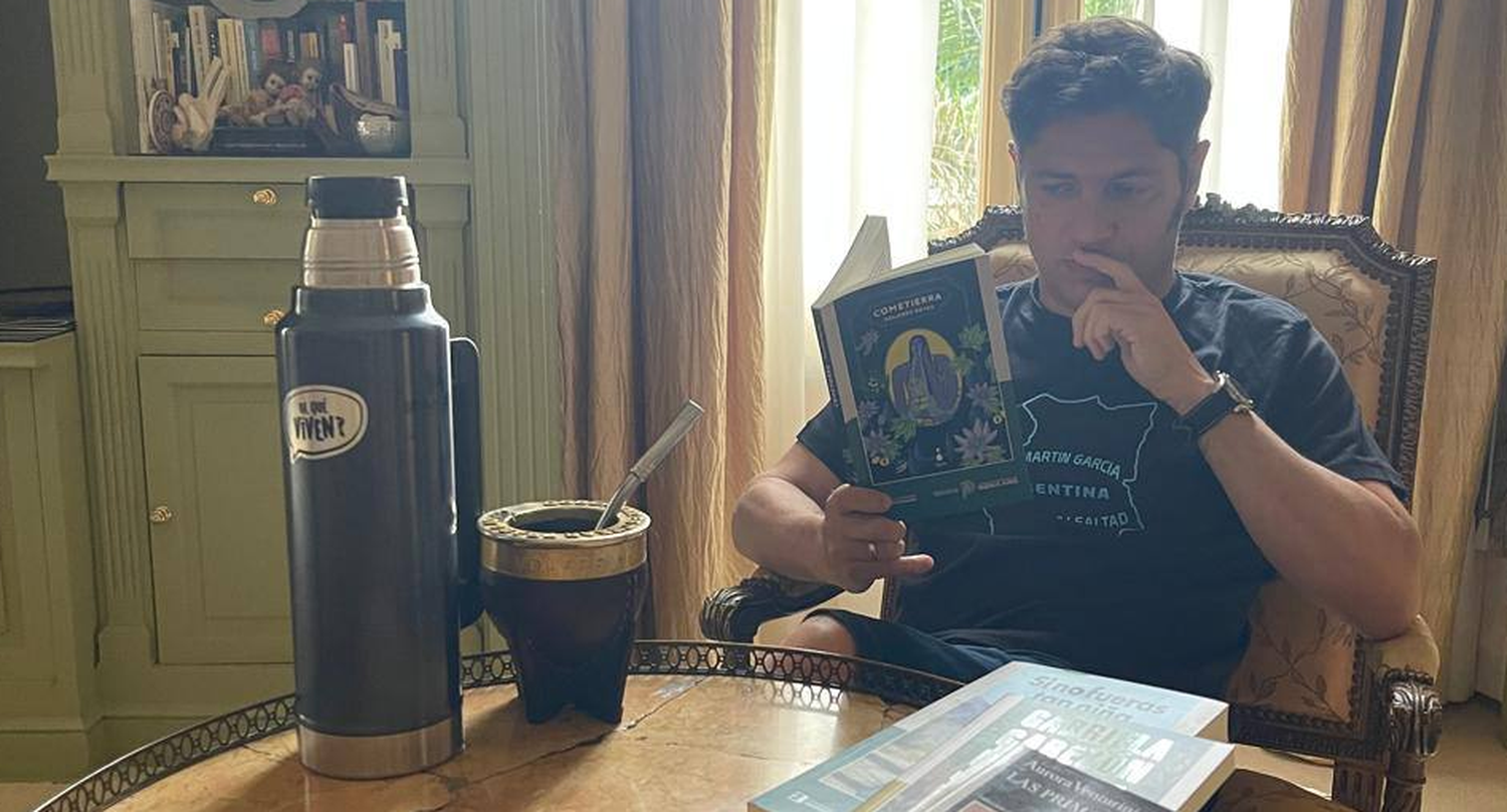 La foto que subió Axel Kicillof a sus redes leyendo "Cometierra" de Dolores Reyes.