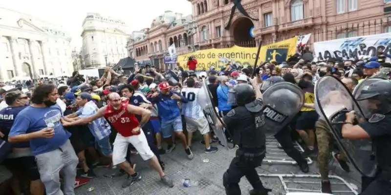DISTURBIOS en Buenos Aires obligan a retirar féretro de Maradona de Casa Rosada