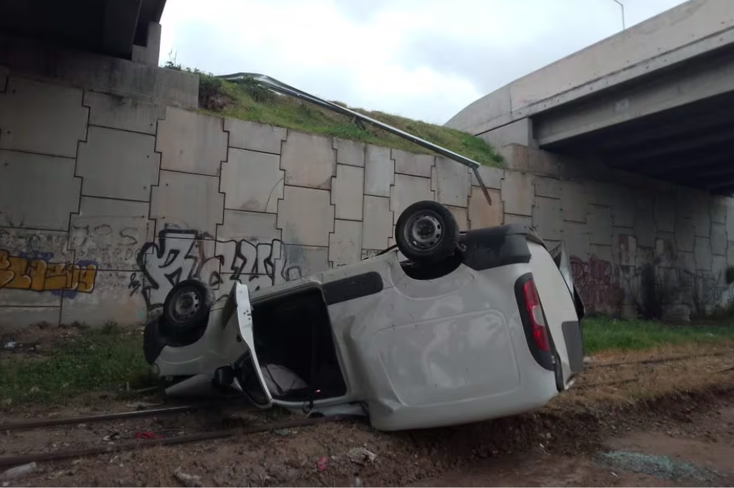 Una Fiat Fiorino cayó al vacío, quedando dado vuelta.