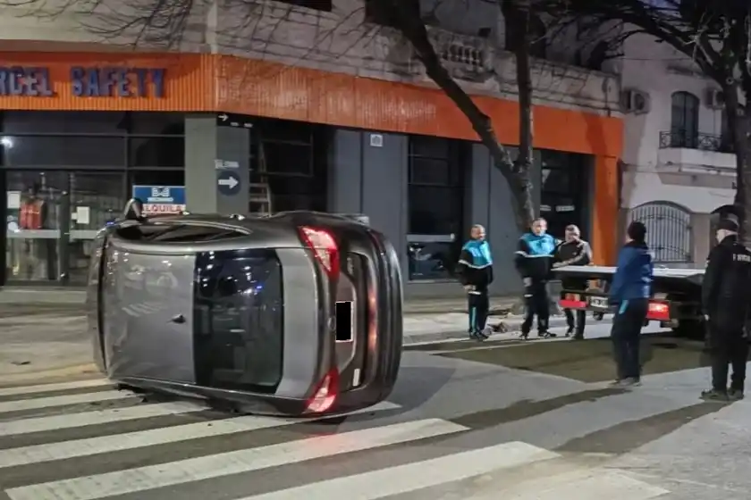 Fuerte choque entre autos terminó con un vuelco a metros de la Terminal de Ómnibus.