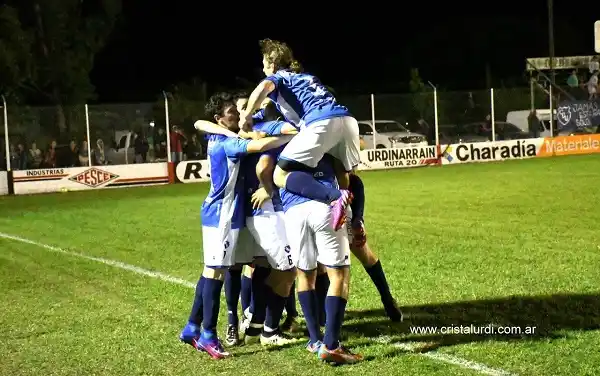 Deportivo Urdinarrain goleó a Juventud y se quedó con el clásico