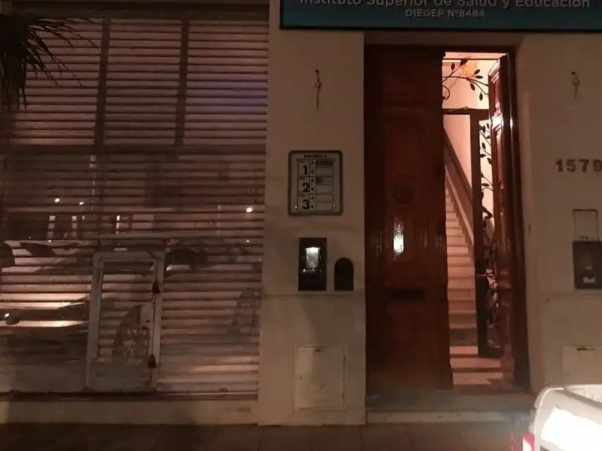 El detenido posee antecedentes que incluyen robo agravado por efracción con uso de armas blancas y de fuego, amenazas simples y calificadas.