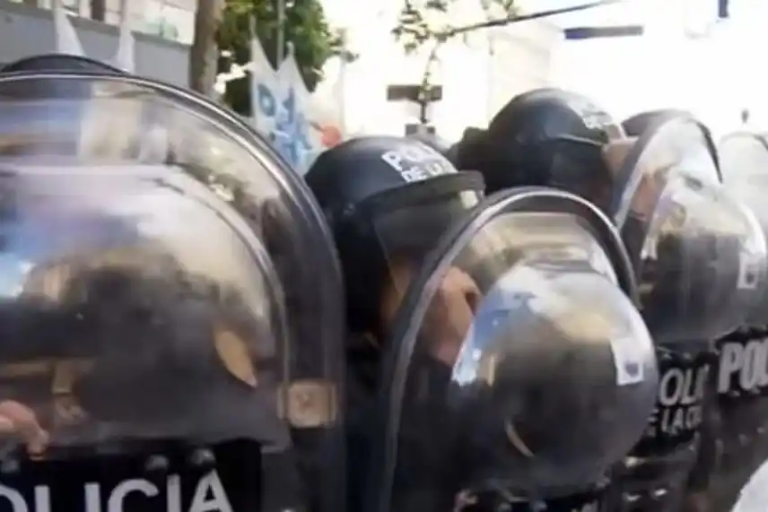 Efectivos de la Policía de la Ciudad intentaron dispersar a los manifestantes para evitar que avanzaran hacia el Congreso.