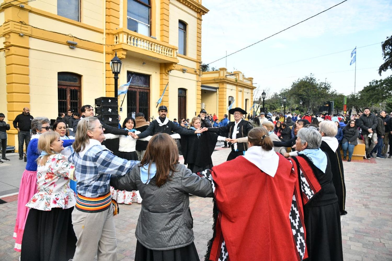 Gran convocatoria tuvo el Pericón en el frente del Palacio de la Intendencia