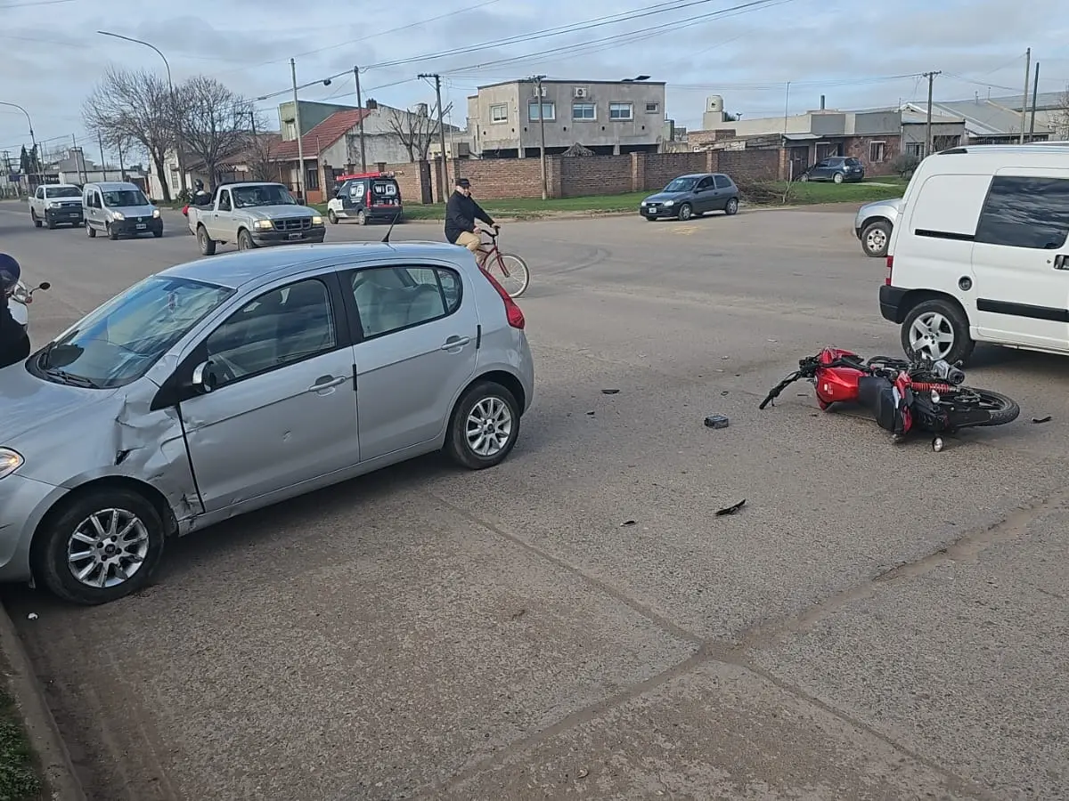 Choque entre un automóvil y una moto en Quequén