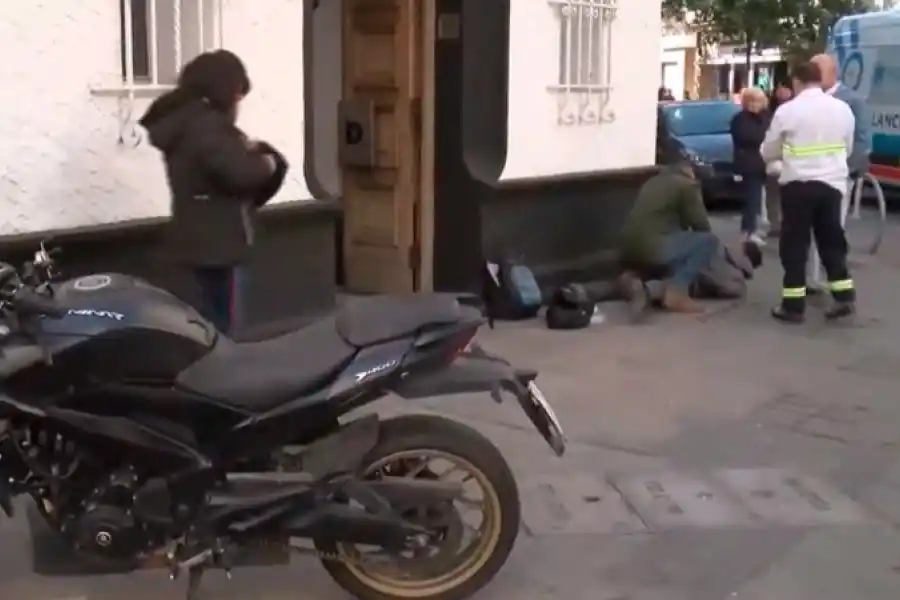Motociclista se quiso fugar, atropelló a una persona, chocó a un policía y terminó detenido