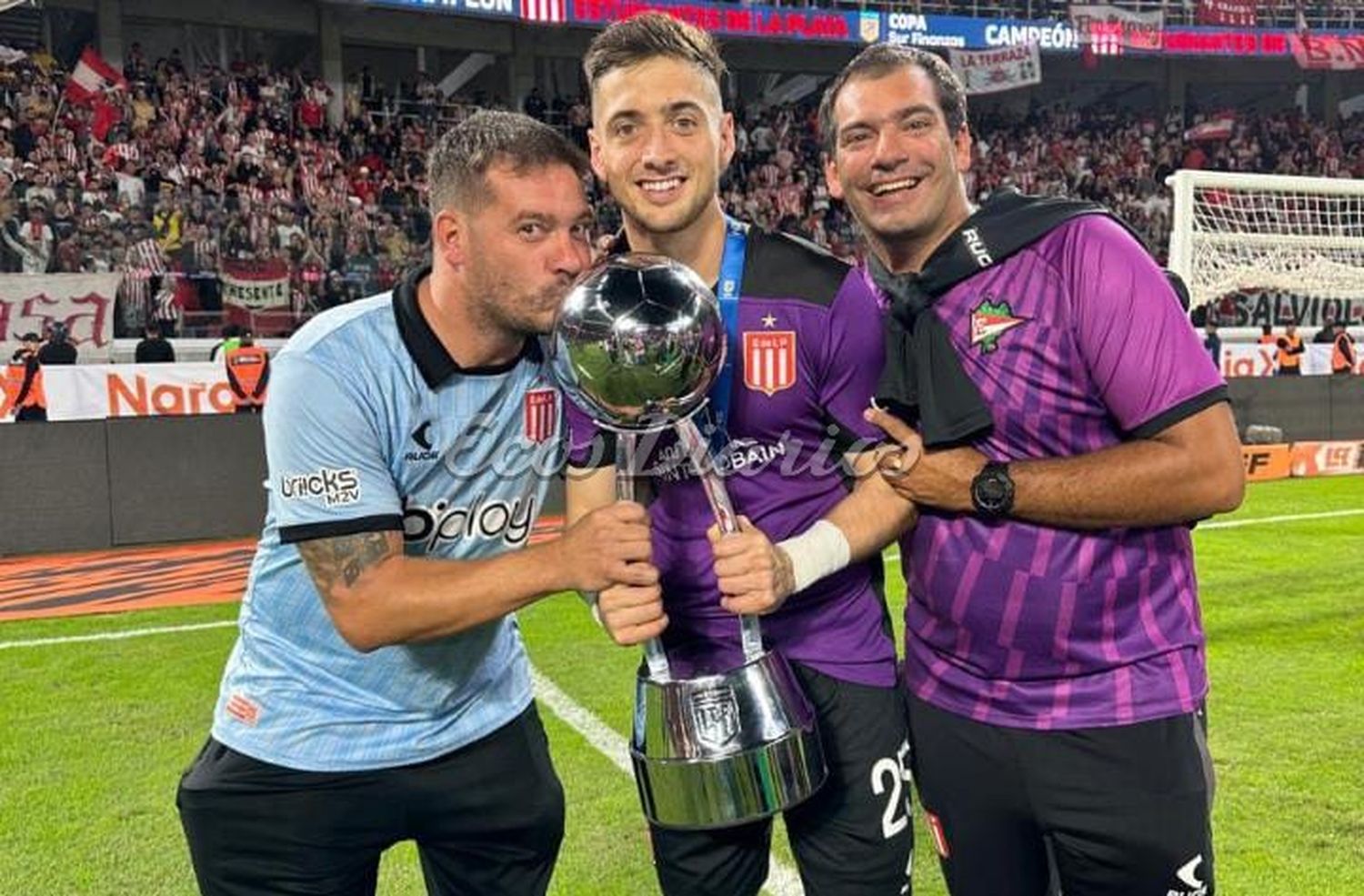 Se juntaron los campeones. Los hermanos Nicolás y Mauro Mazzucchelli (campeones con Rivadavia en el torneo local de básquet), junto a Juan Pablo Zozaya