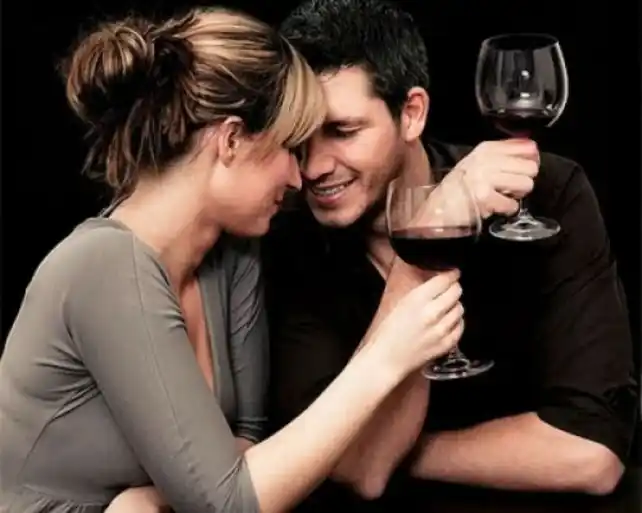 Las parejas que toman alcohol son más felices