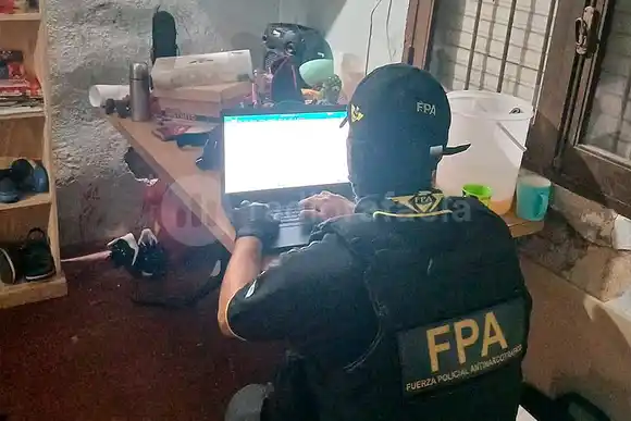 Narcotráfico moderno en el pueblo: recibía la droga como encomienda y la revendía desde su casa