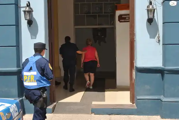 Violó la prisión domiciliaria y robó la billetera de una mujer 