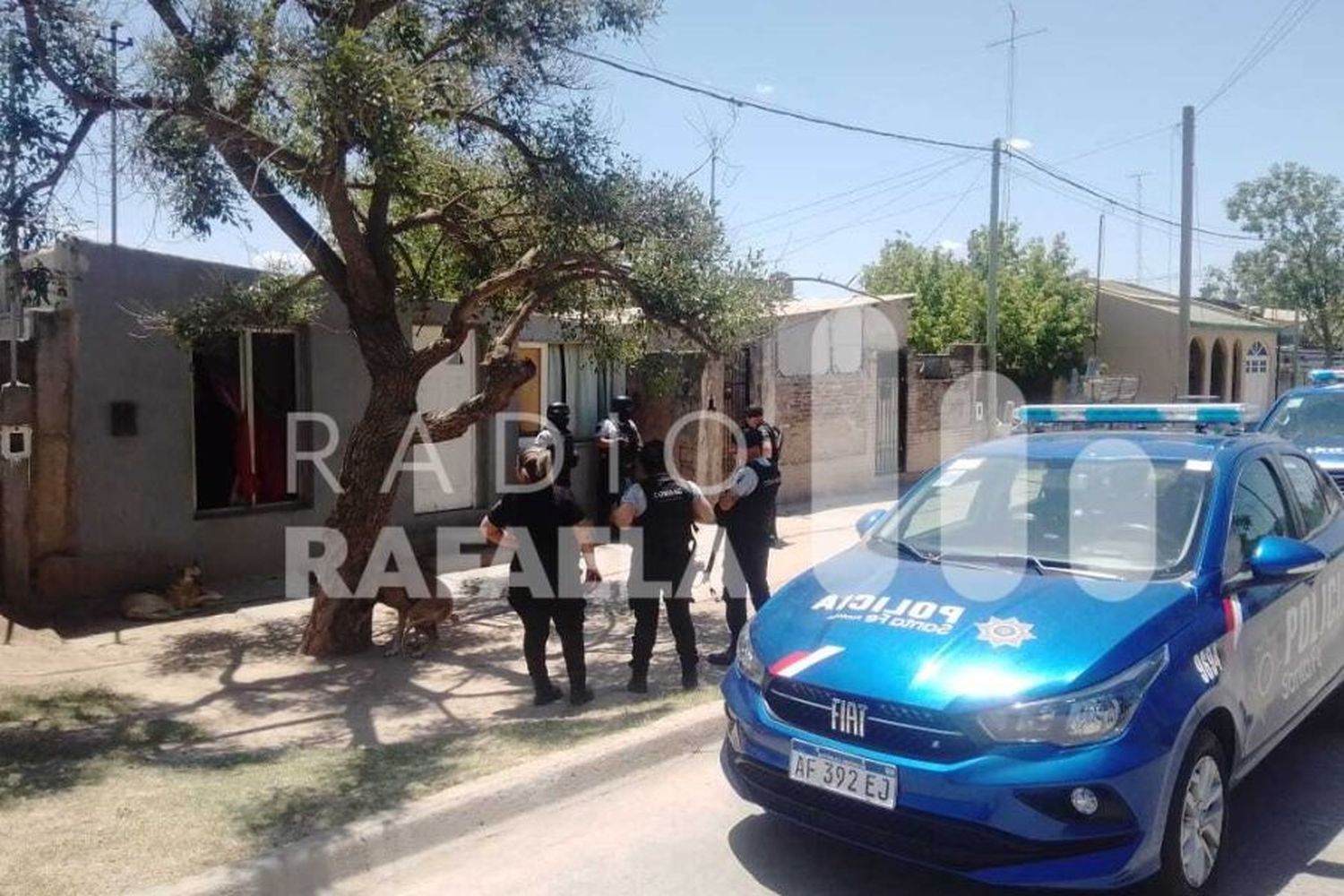 Efectivos policiales en el domicilio