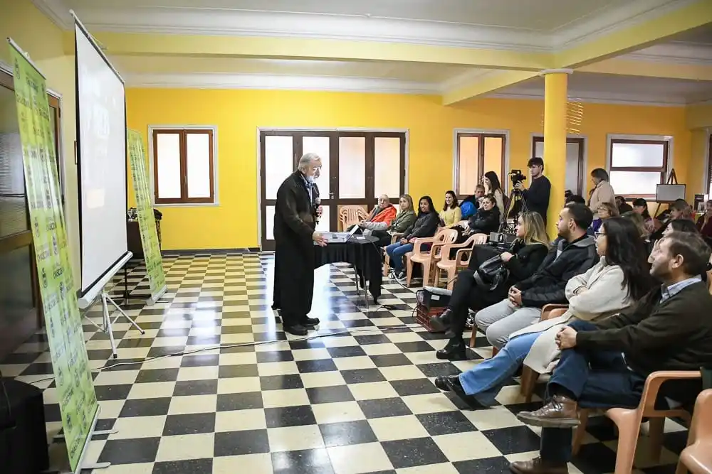 El doctor Eduardo Cueto Rúa dio una charla magistral sobre la alimentación saludable en Chascomús