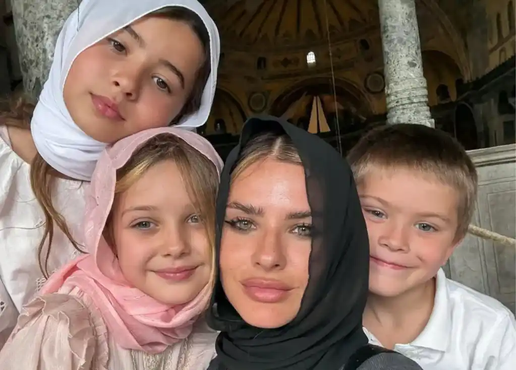 La China despidió a sus tres hijos que volvieron al país