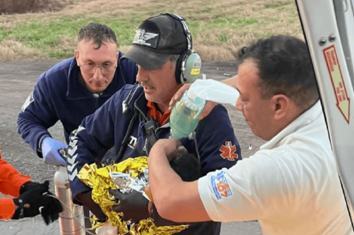 Un vecino rescató a un bebé tras un choque en Piñero: “Unos minutos más y se moría”