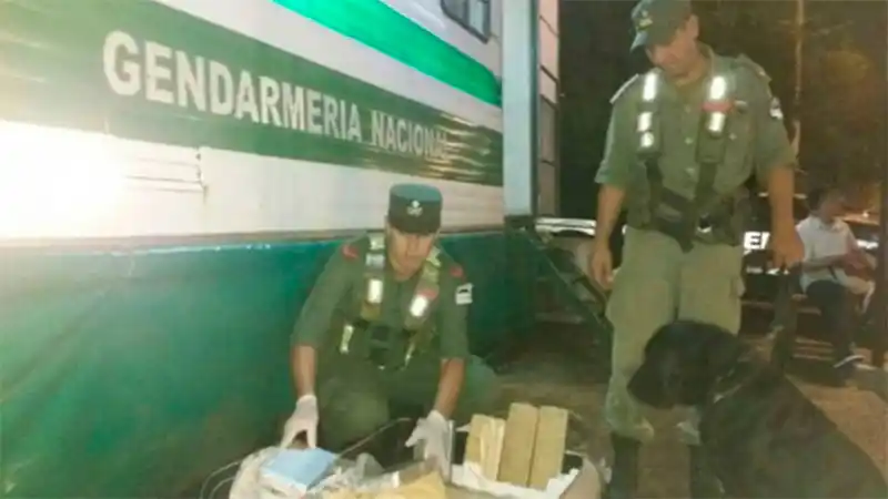 Cobra la jubilación mínima y tiene a un chico de 12 años a  cargo: lo condenaron por mula