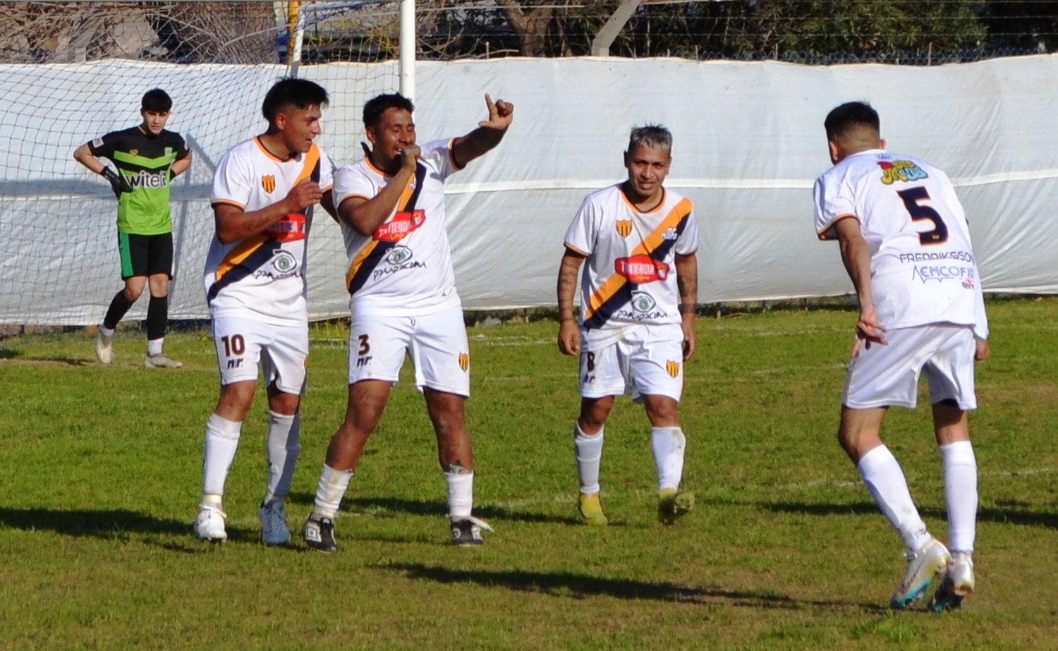 Festejo de gol. El Regulé se quedó con un nuevo clásico. Foto: Sur24.