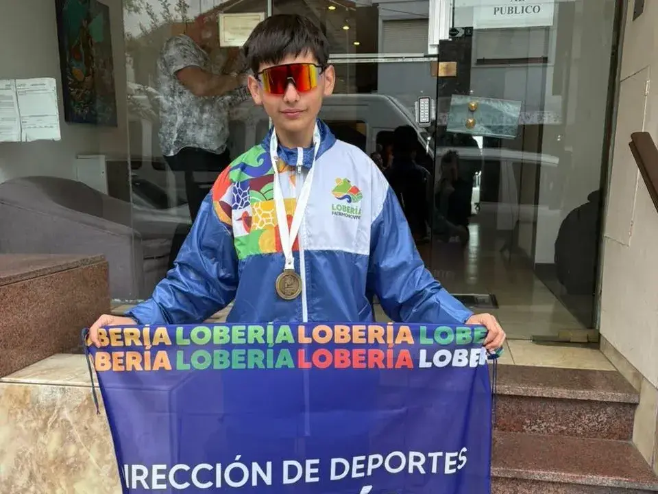 Ulises Pluis Cherenscio posa orgulloso con su medalla de bronce tras su destacada participación en los Juegos Bonaerenses 2026