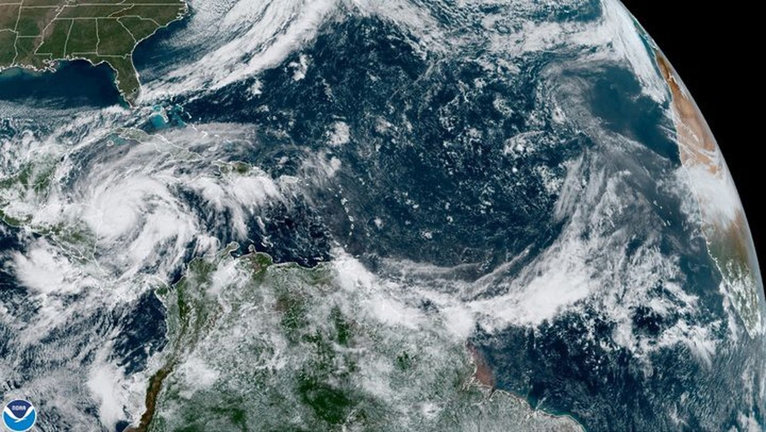 Huracán Eta se debilita pero alerta sigue en Centroamérica