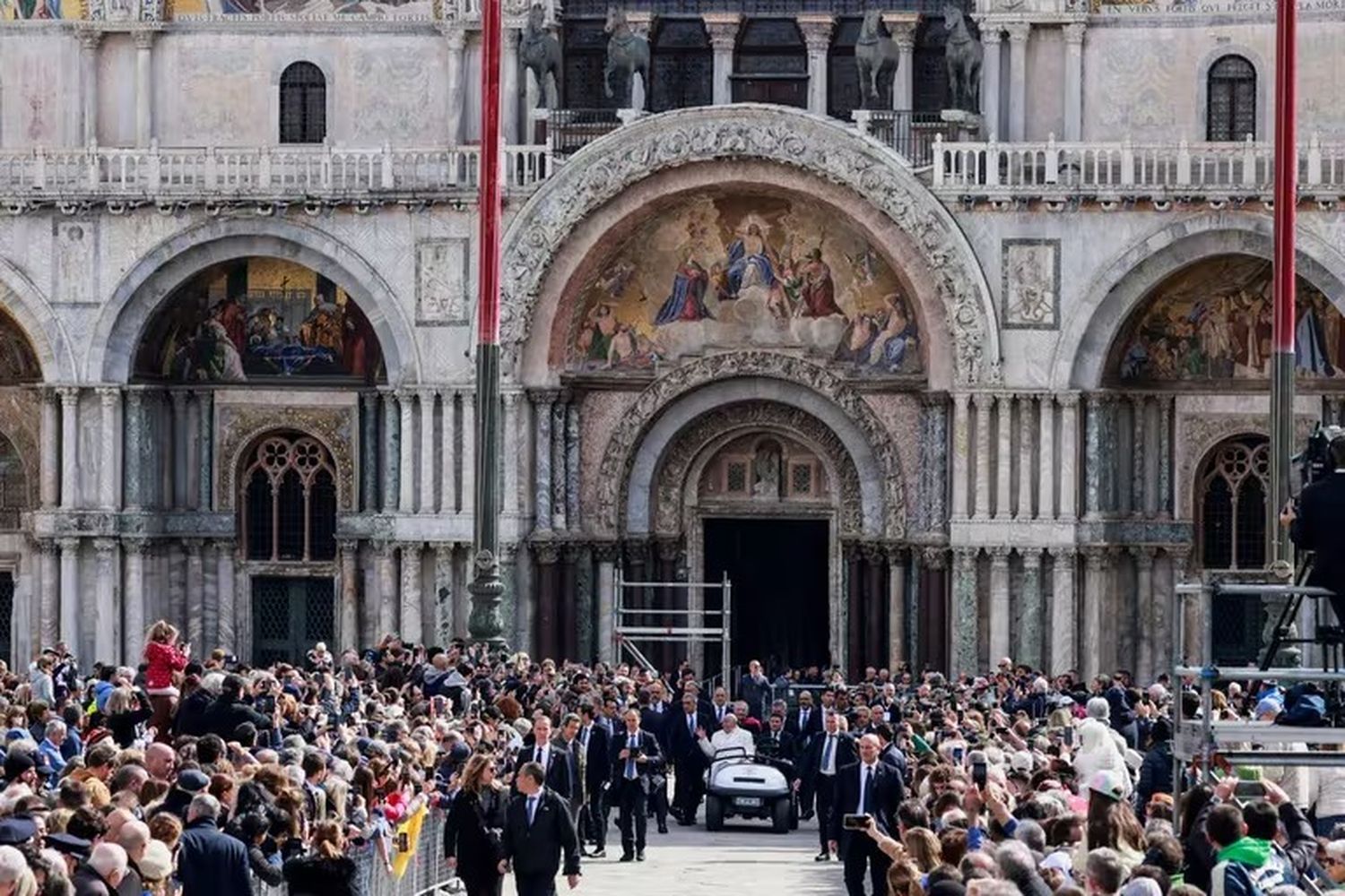 “Venecia está unida a las aguas sobre las que se asienta y, sin el cuidado y la protección de este entorno natural, podría incluso dejar de existir”, advirtió.