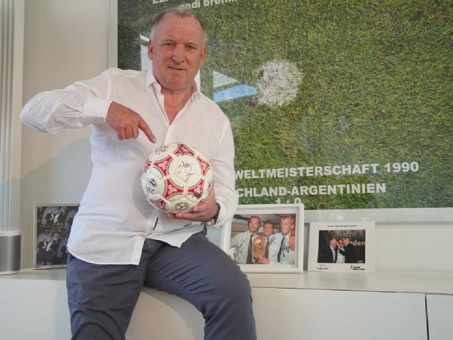 Brehme donó una pelota del Mundial 90 en beneficio de Italia