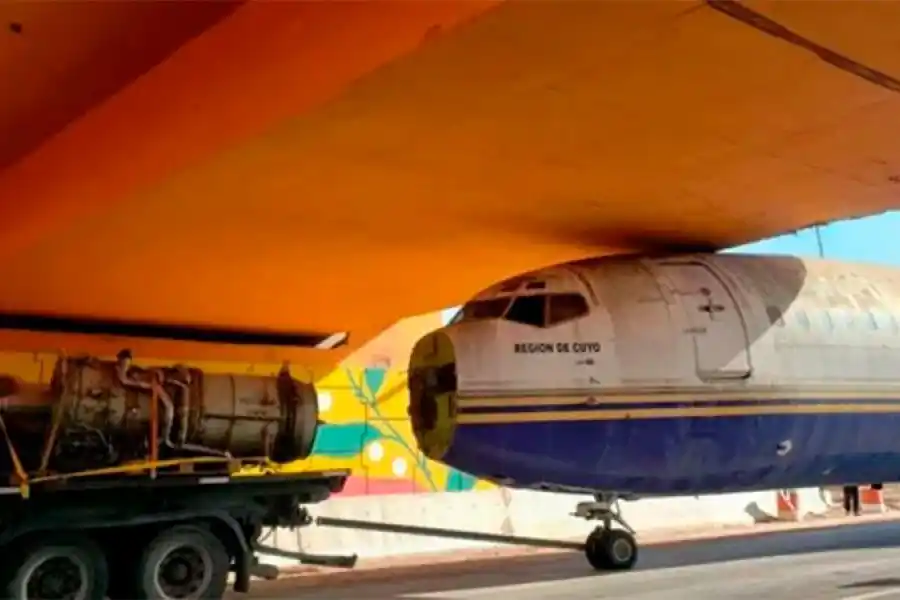 VIDEO | Increíble: un avión quedo encajado debajo de un puente en Córdoba