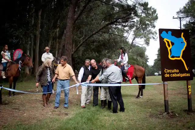 Pulti inauguró el circuito municipal de cabalgatas en Mar del Plata