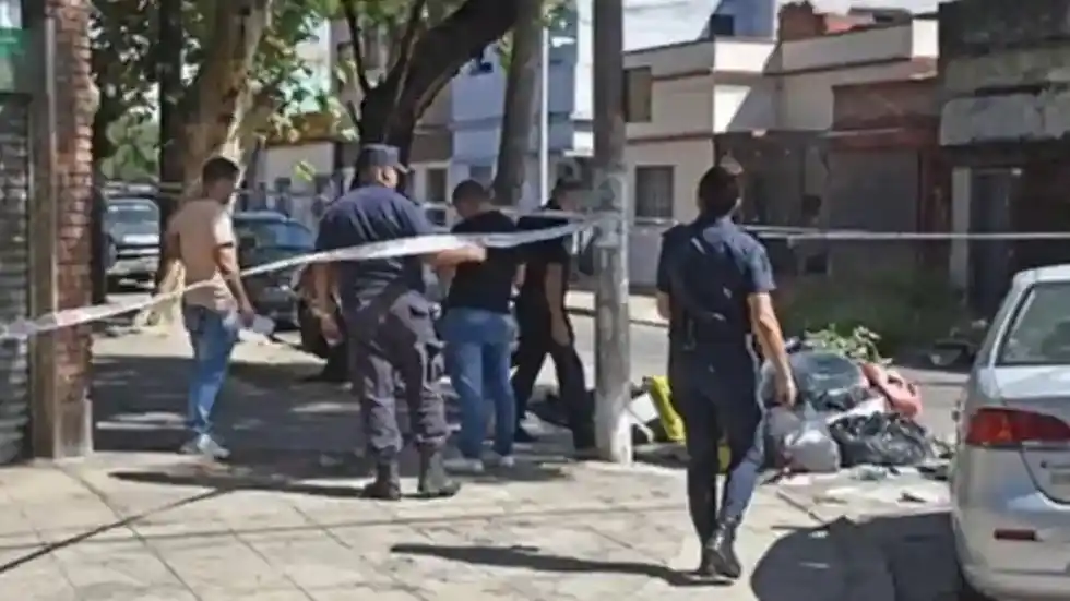 Macabro hallazgo: encontraron una cabeza humana en un bolso ensangrentado en un contenedor